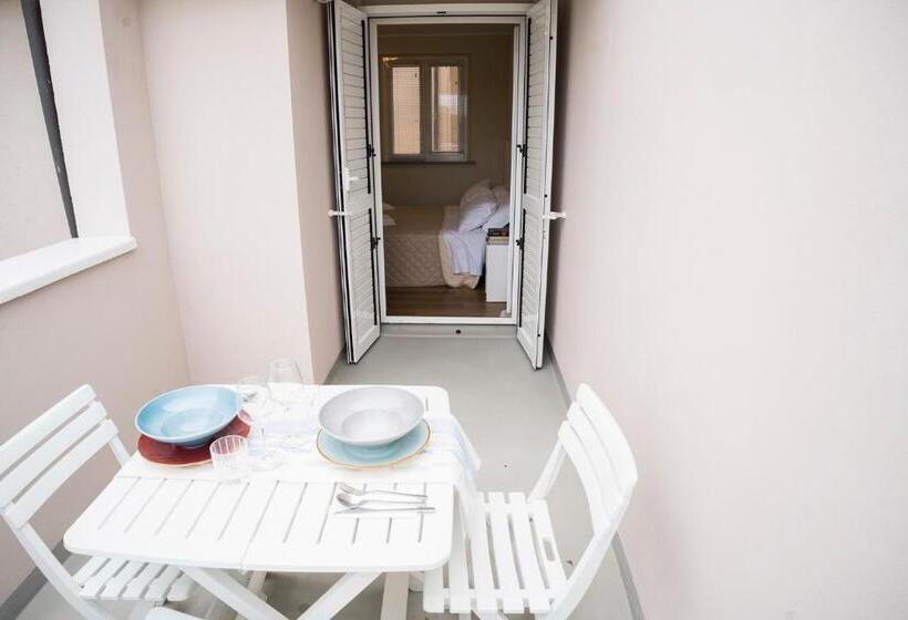 جناح مزوَّد بشرفة, Balconi Del Conero