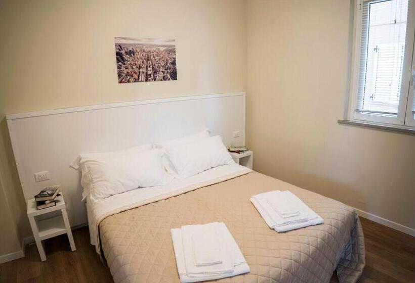 شقة غرفة واحدة, Balconi Del Conero