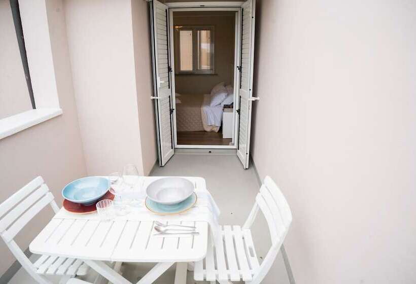 شقة غرفة واحدة, Balconi Del Conero