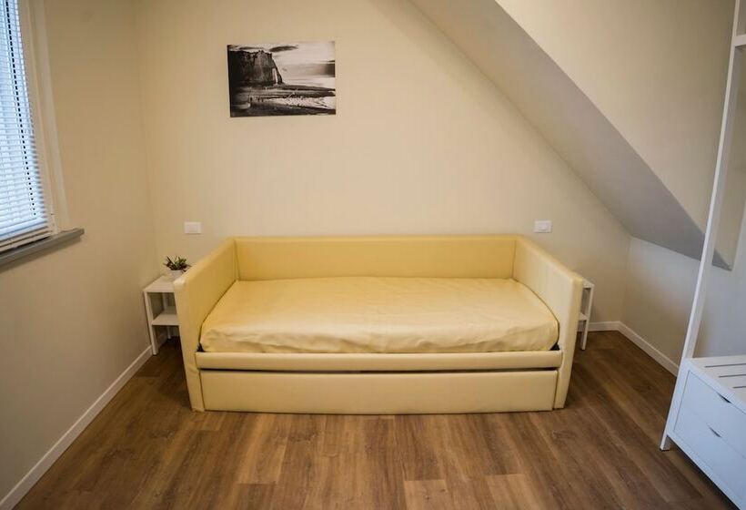 شقة غرفة واحدة, Balconi Del Conero