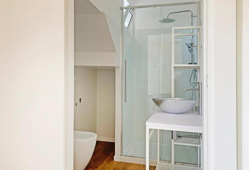 شقة غرفة واحدة, Balconi Del Conero