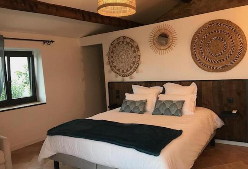 プールの見えるスタンダードトリプルルーム, Le Mas Andoli