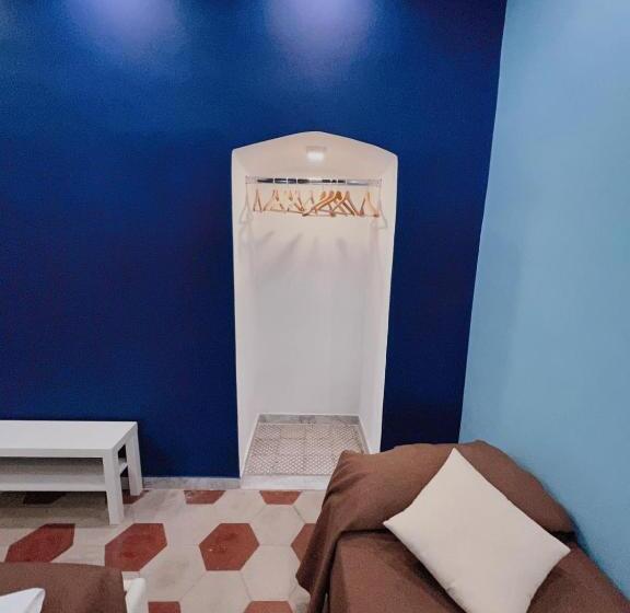 חדר משפחתי, Deas B&b