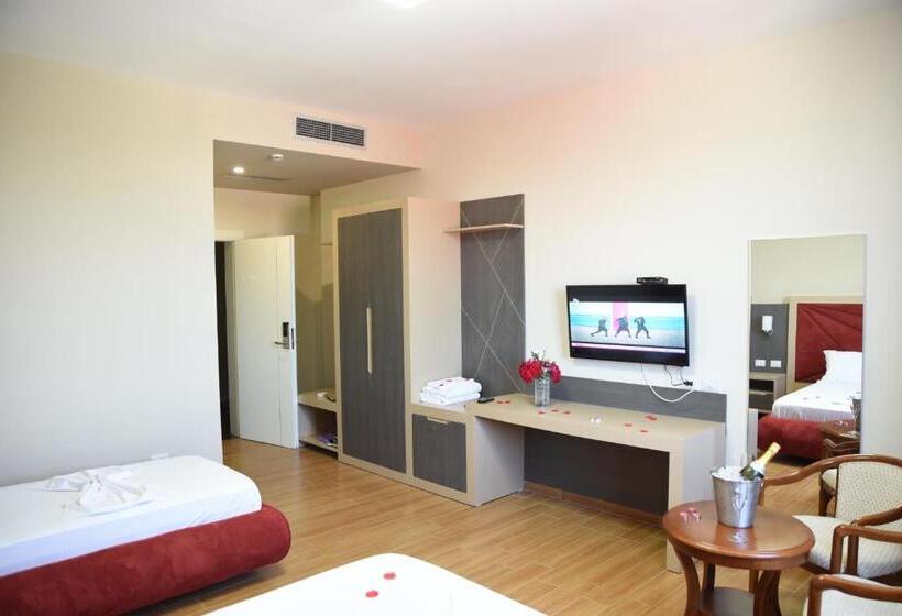 חדר קומפורט לשלושה, Fjortes Palace