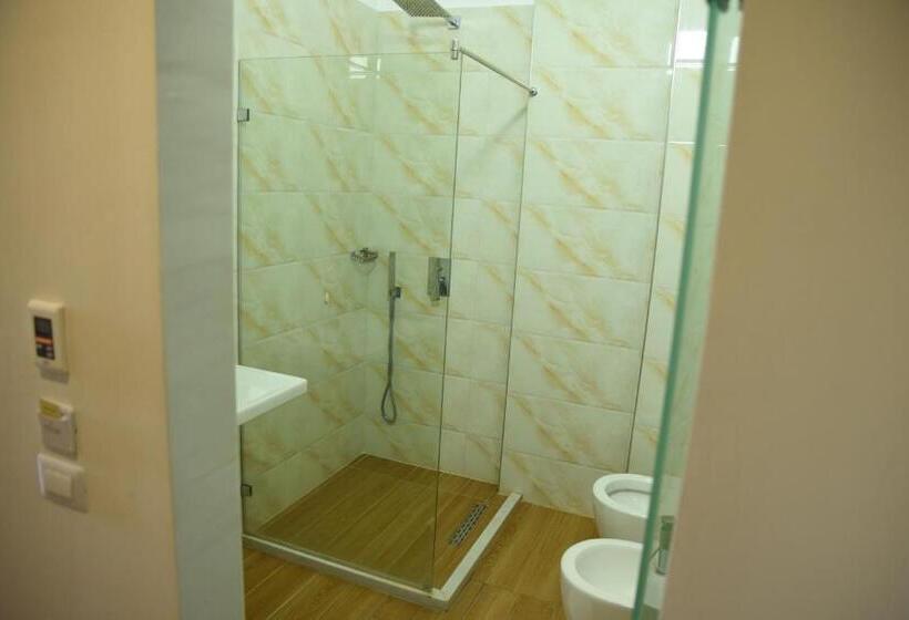 חדר קומפורט לשלושה, Fjortes Palace