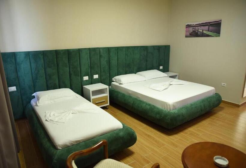 חדר קומפורט לשלושה, Fjortes Palace