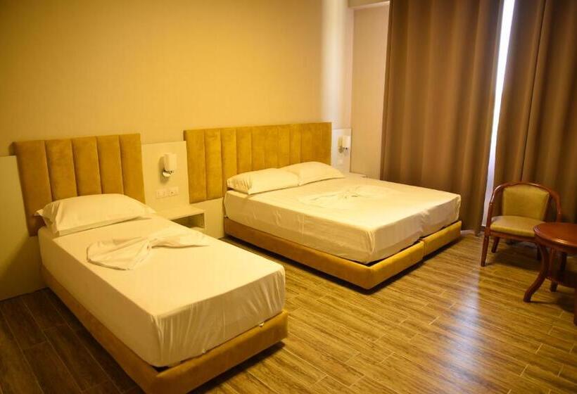 חדר קומפורט לשלושה, Fjortes Palace