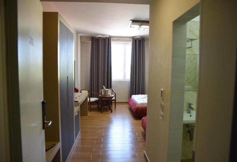 חדר קומפורט לשלושה, Fjortes Palace