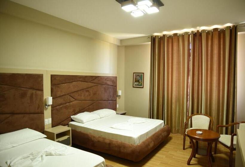 חדר קומפורט לשלושה, Fjortes Palace