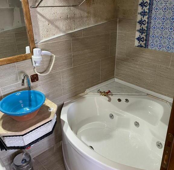 디럭스 룸, Zuwinasa House