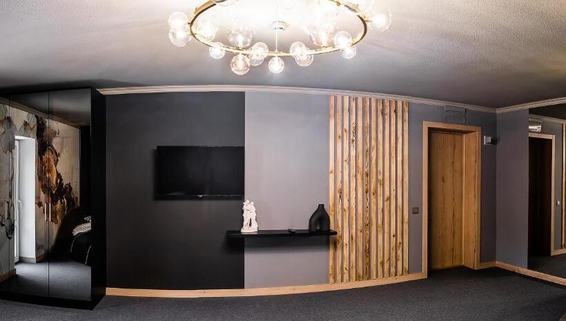 سوئیت با بالکن, Rich Boutique