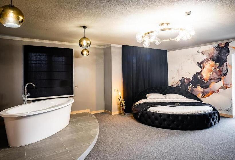 سوئیت با بالکن, Rich Boutique