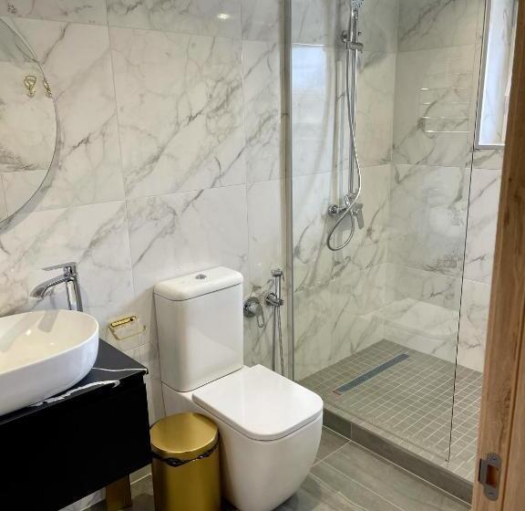 سوئیت با بالکن, Rich Boutique