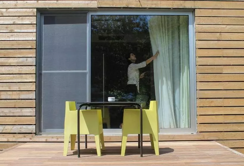 استودیوی استاندارد, Furnas Lake Forest Living