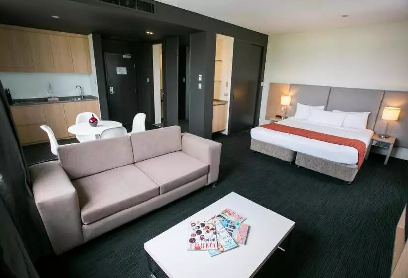 スタンダードスタジオ, Alpha Hotel Eastern Creek