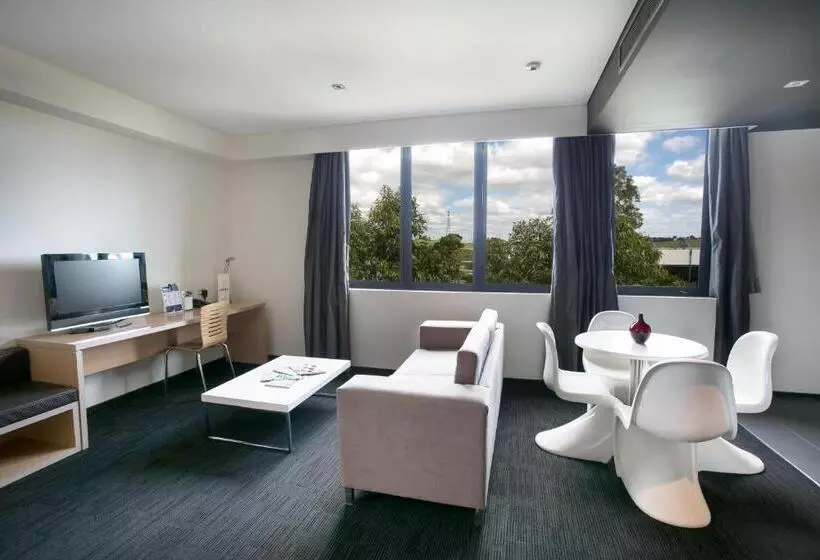 スタンダードスタジオ, Alpha Hotel Eastern Creek
