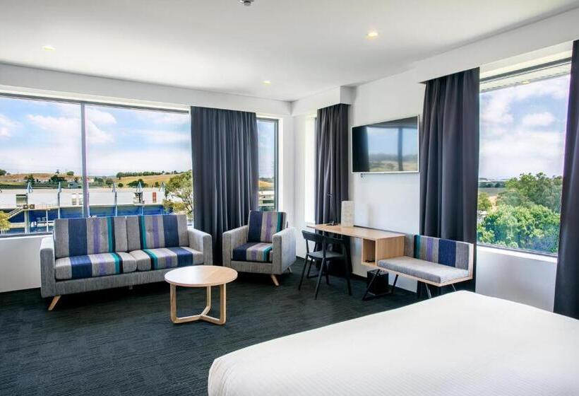 סטודיו אקזקיוטיב, Alpha Hotel Eastern Creek