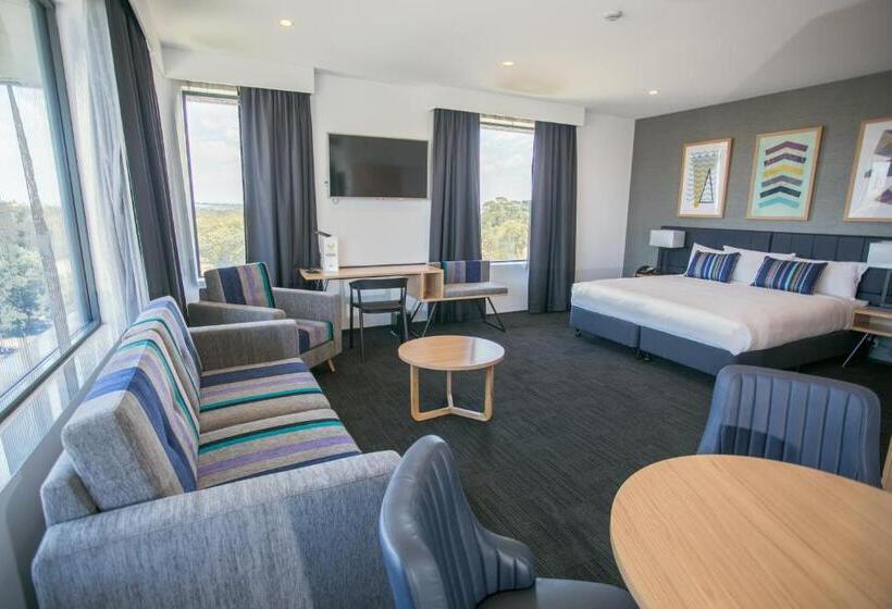 סטודיו אקזקיוטיב, Alpha Hotel Eastern Creek