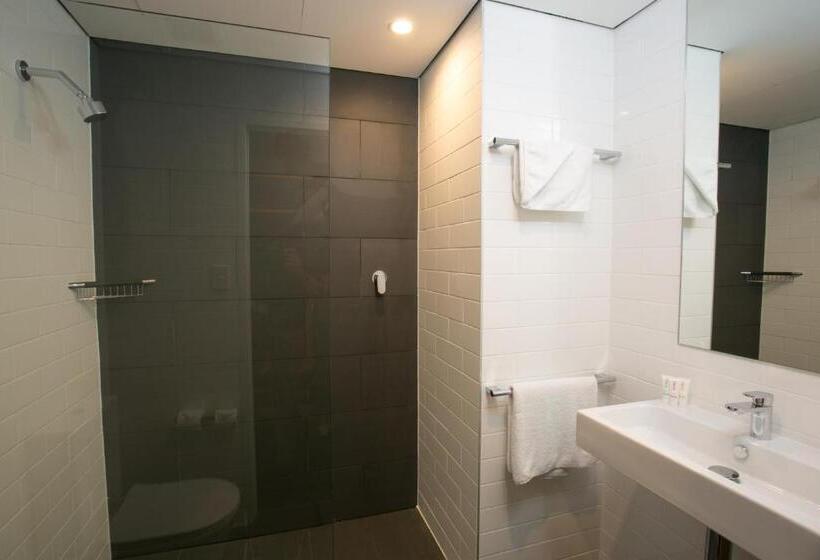 סטודיו אקזקיוטיב, Alpha Hotel Eastern Creek