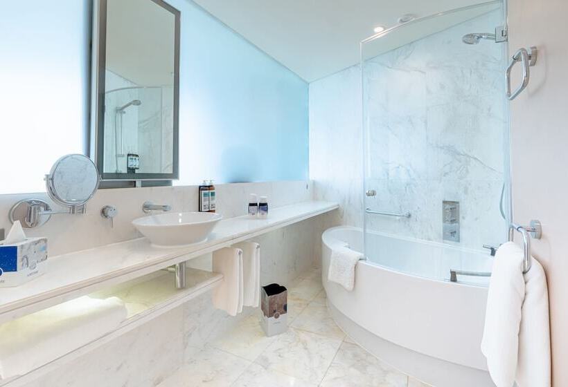 اتاق استاندارد, Media One