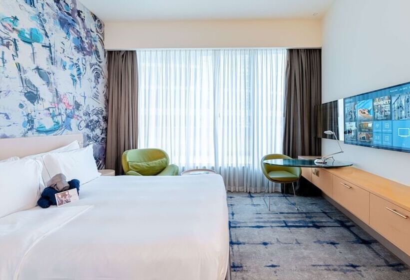 اتاق استاندارد, Media One