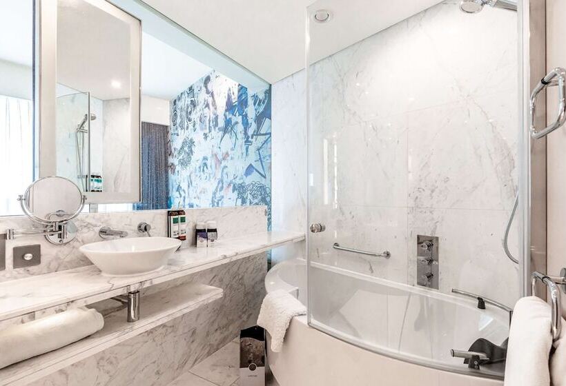 اتاق کلاسیک با چشمانداز شهر, Media One