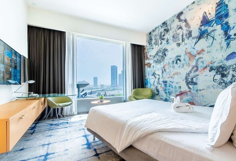 اتاق کلاسیک با چشمانداز شهر, Media One