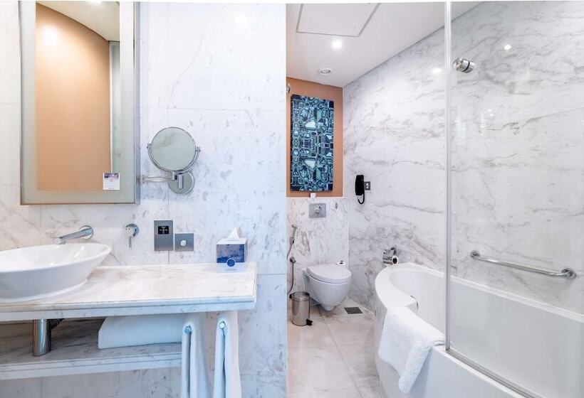 اتاق اجرایی, Media One