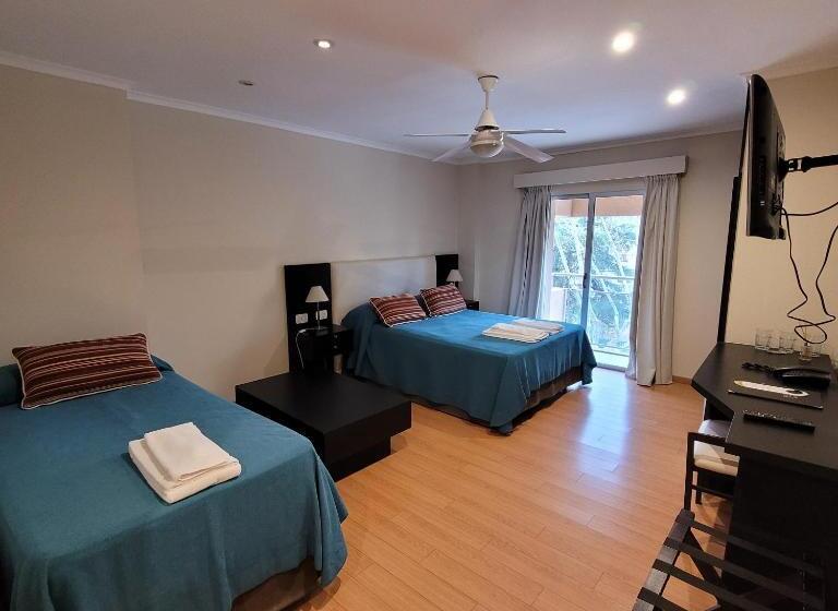 غرفة قياسية ثلاثية, Plaza