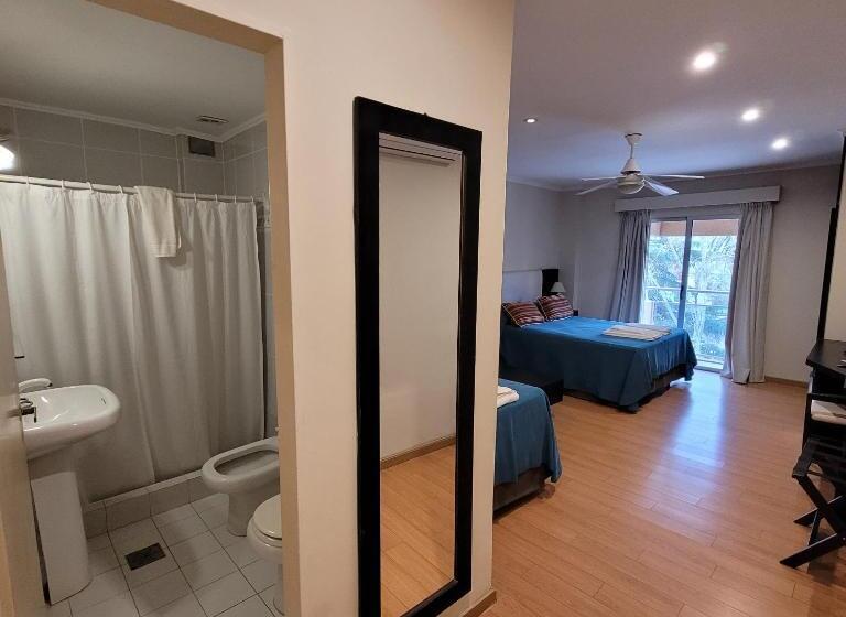 غرفة قياسية ثلاثية, Plaza