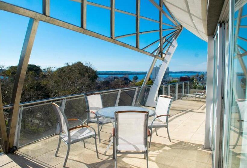 جناح ديلوكس, Plaza