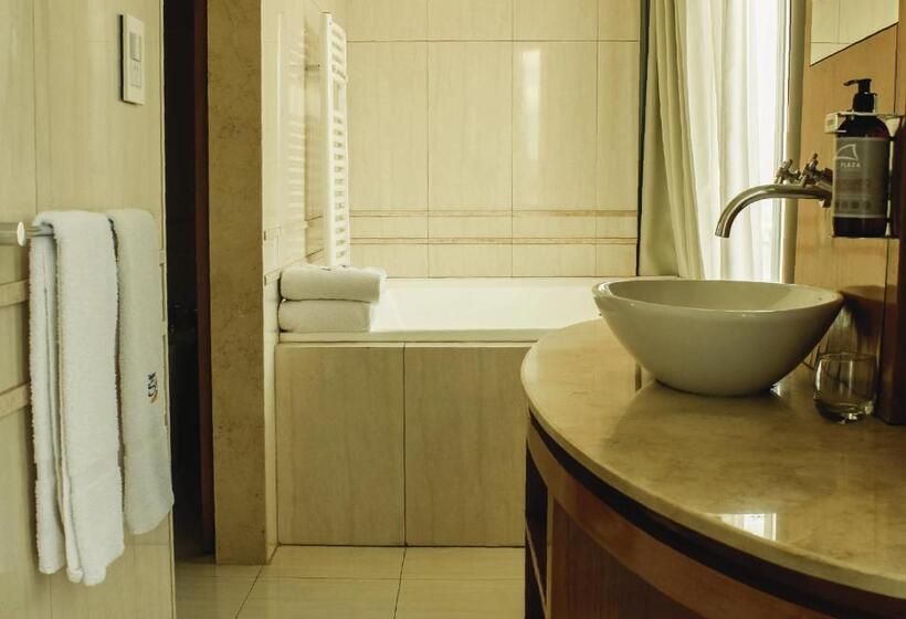 جناح ديلوكس, Plaza