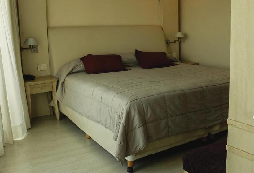 جناح ديلوكس, Plaza