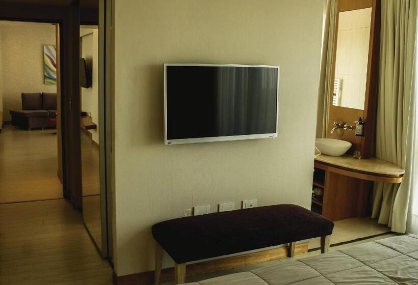 جناح ديلوكس, Plaza