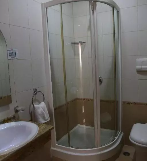 اتاق کلاسیک سه تخته, Villa Tafaj