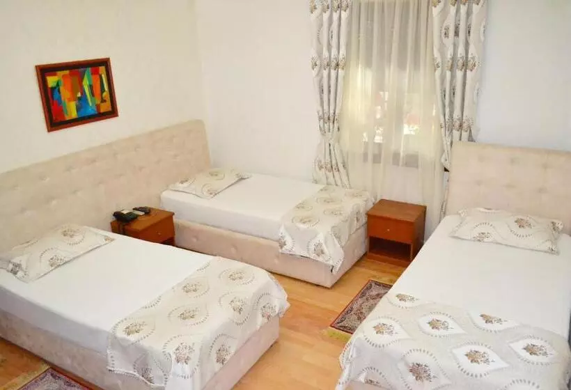 اتاق کلاسیک سه تخته, Villa Tafaj