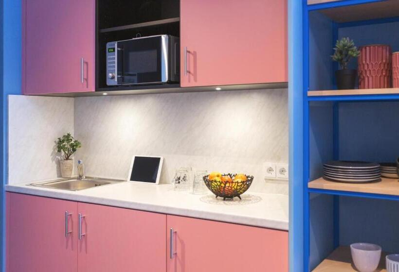 شقة غرفة واحدة, The Niu Belt Apartments