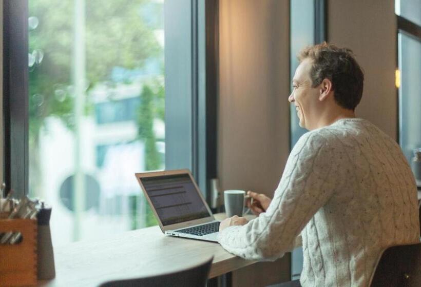 شقة غرفة واحدة, The Niu Belt Apartments