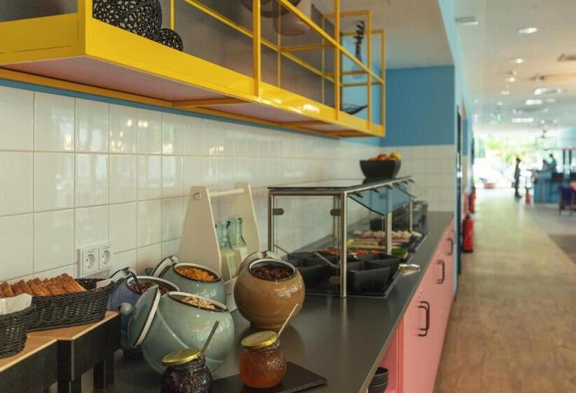 شقة غرفة واحدة, The Niu Belt Apartments