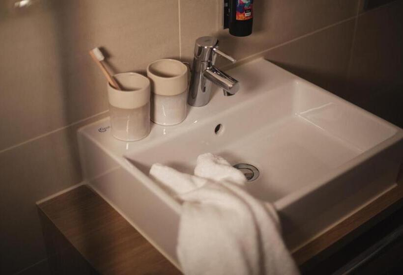 شقة غرفة واحدة, The Niu Belt Apartments