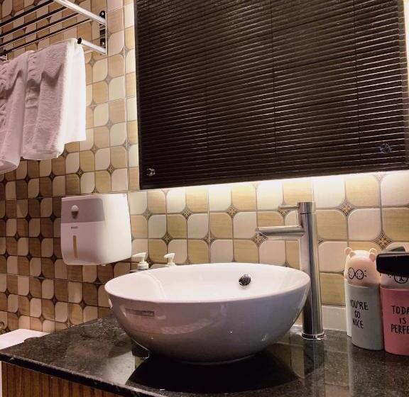 اتاق استاندارد چهارنفره با بالکن, 09 Homestay