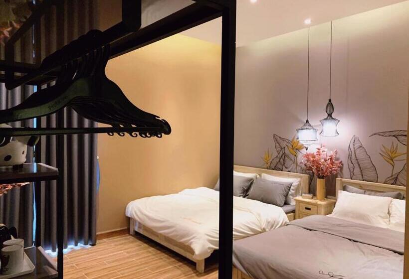 اتاق استاندارد چهارنفره با بالکن, 09 Homestay