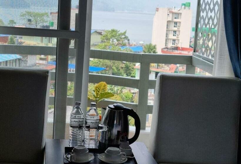 اتاق استاندارد با چشم‌انداز دریاچه, Chautari Boutique