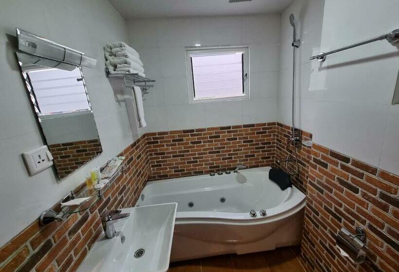 اتاق لوکس, Chautari Boutique