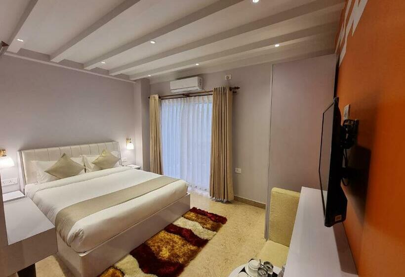 اتاق لوکس با بالکن, Chautari Boutique