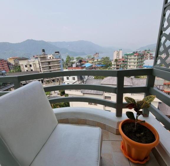 اتاق استاندارد با چشم‌انداز دریاچه, Chautari Boutique