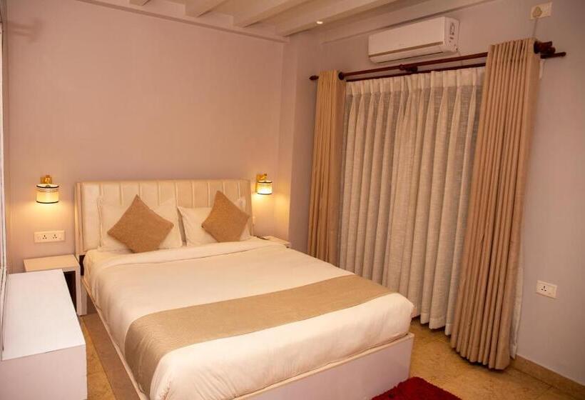 اتاق لوکس با بالکن, Chautari Boutique