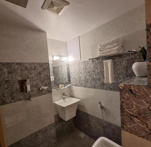 اتاق لوکس با بالکن, Chautari Boutique