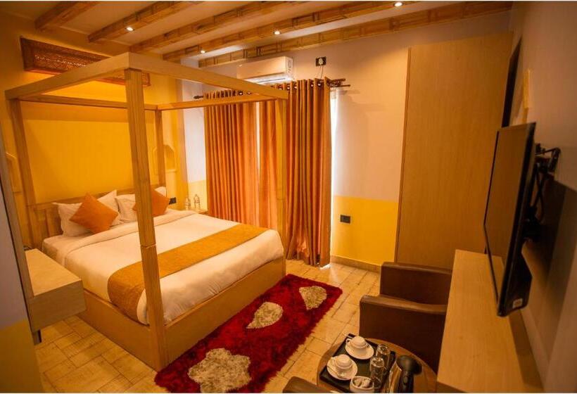 اتاق لوکس با بالکن, Chautari Boutique