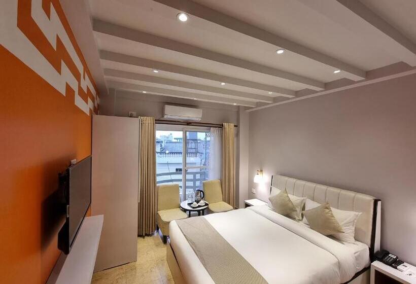 اتاق لوکس با بالکن, Chautari Boutique